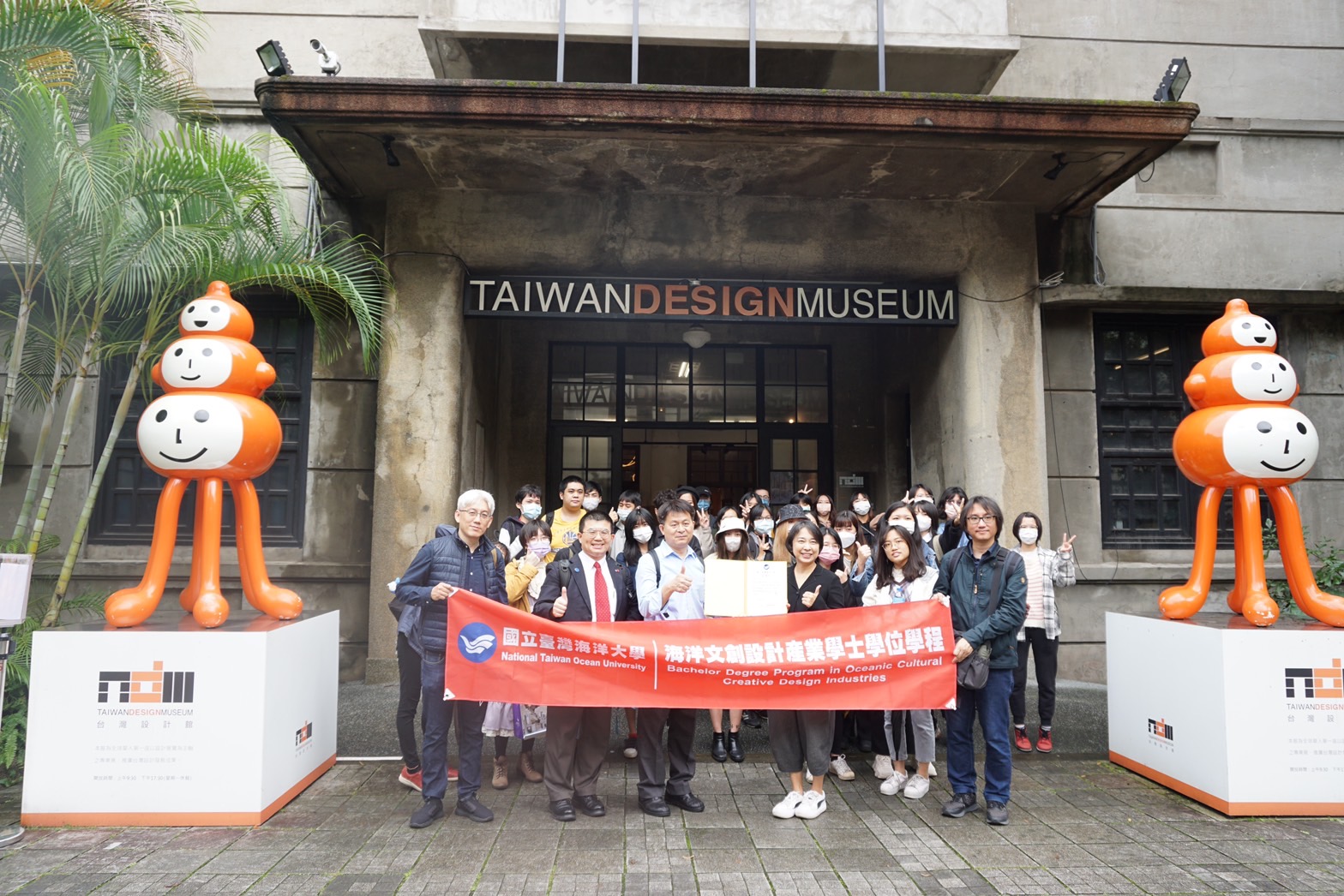 人文社會科學院蕭聰淵院長帶領本系師生至台灣設計研究院參訪，觀摩各種展覽的策劃與展示方式
